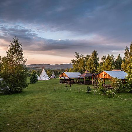 Fort Wapiti Hotell Zalasowa Exteriör bild