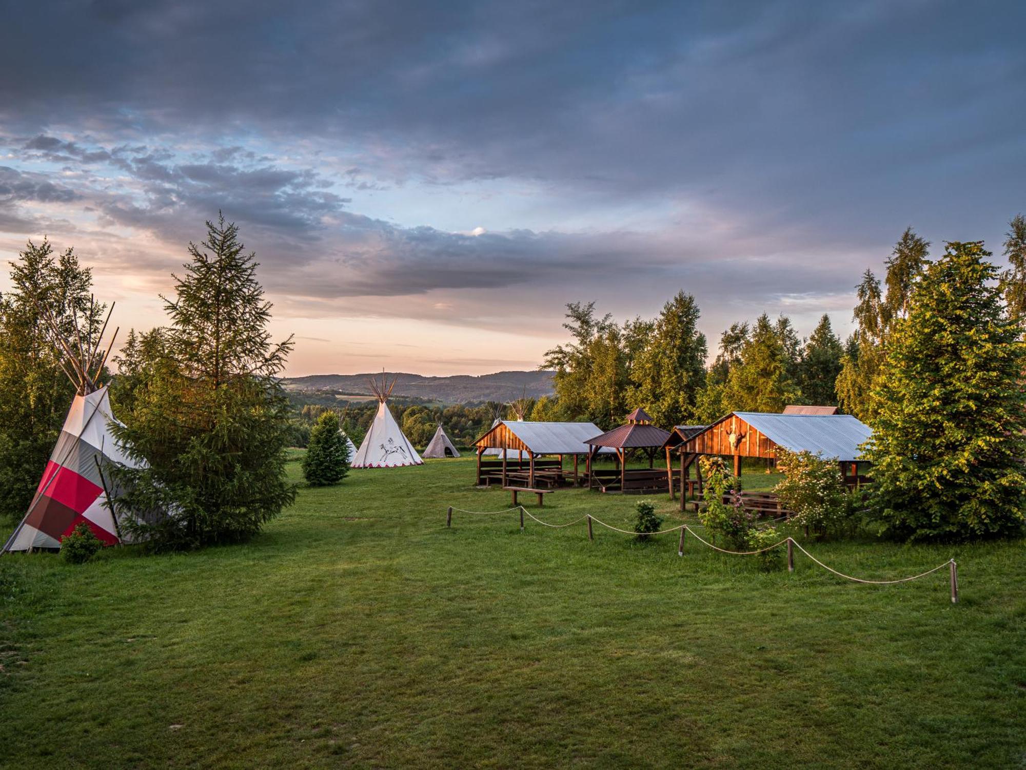 Fort Wapiti Hotell Zalasowa Exteriör bild