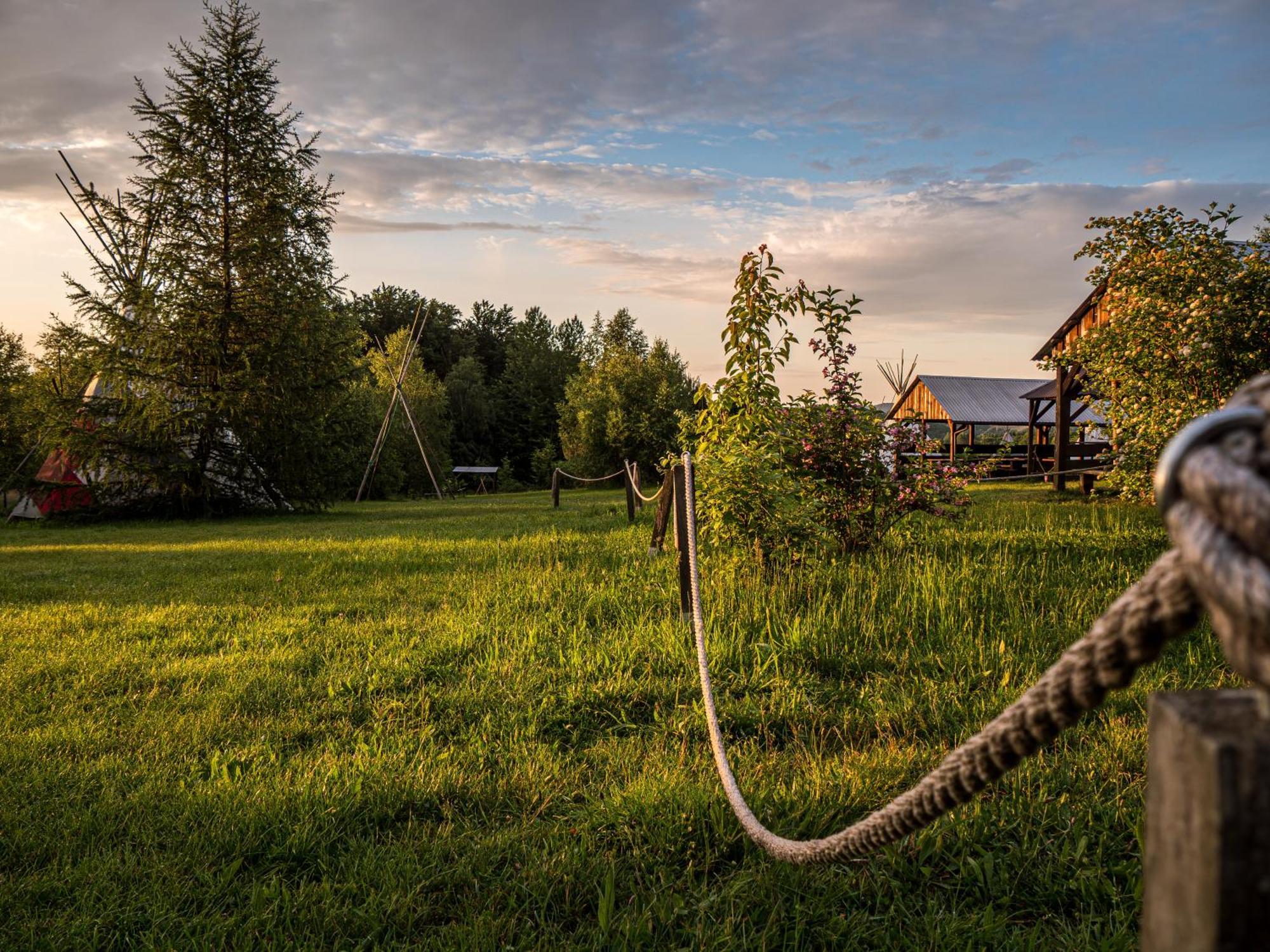 Fort Wapiti Hotell Zalasowa Exteriör bild