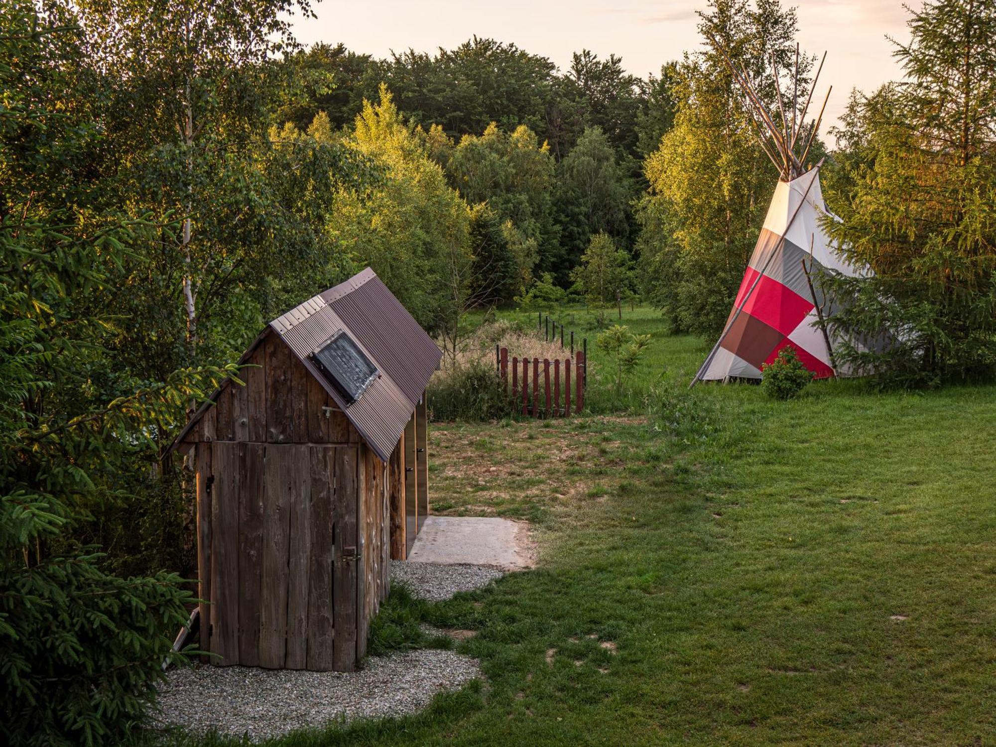 Fort Wapiti Hotell Zalasowa Exteriör bild